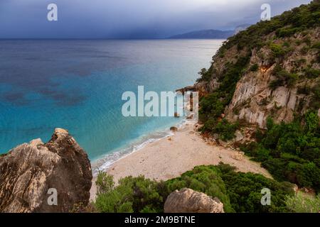 Plage de sable sur une côte rocheuse près de Cala Gonone, Sardaigne. Banque D'Images