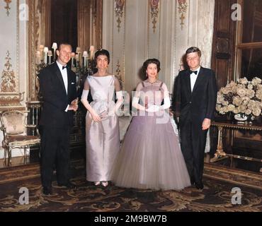 Le président John F Kennedy et son épouse Jackie, photographiés avec la reine Elizabeth II et le prince Philip, duc d'Édimbourg, lors d'un dîner d'État donné au palais de Buckingham lors d'une visite des Kennedys à Londres. Banque D'Images