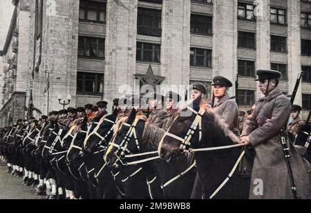 Suivant la tradition cosaque de l'époque de la Russie tsariste, l'armée de l'URSS en 1939 maintenait encore un bras de cavalerie fort. Ce régiment, aligné sur la place Rouge, Moscou, est intelligemment montré. Banque D'Images