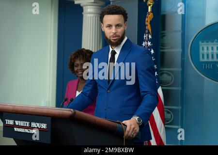 Washington, Vereinigte Staaten. 17th janvier 2023. Stephen Curry, le garde-point des Golden State Warriors, fait une déclaration lors du briefing quotidien à la Maison Blanche à Washington, DC, mardi, 17 janvier 2023. Credit: Chris Kleponis/CNP/dpa/Alay Live News Banque D'Images