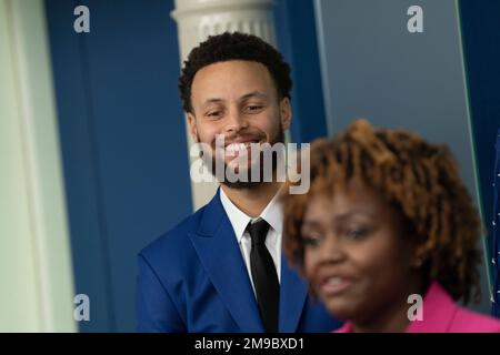 Washington, Vereinigte Staaten. 17th janvier 2023. Stephen Curry, le garde-point des Golden State Warriors, attend de faire une déclaration avant le briefing quotidien à la Maison Blanche à Washington, DC, mardi, 17 janvier 2023. Credit: Chris Kleponis/CNP/dpa/Alay Live News Banque D'Images