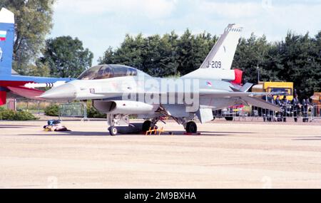 Koninklijke Luchtmacht - General Dynamics F-16BM Faucon Faucon J-209 (msn 6E-28), du 322 Escadron, à la base aérienne navale de Valkenburg en septembre 1997. (Koninklijke Luchtmacht - Royal Netherlands Air Force). Banque D'Images