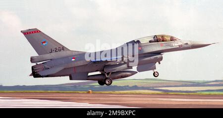 Koninklijke Luchtmacht - General Dynamics F-16BM Faucon Faucon J-264 (msn 6E-6), du 313 Escadron, à la RAF St Mawgan le 10 septembre 1997. (Koninklijke Luchtmacht - Royal Netherlands Air Force). Banque D'Images