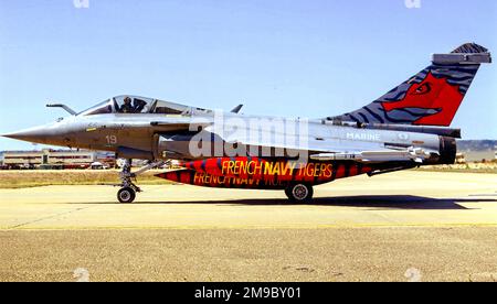 Aeronavale - Dassault Rafale M 19 (msn 019), dans un arrangement de couleurs spécial pour une rencontre de Tigre de l'OTAN. (Aéronautique - Aéronautique navale - Aviation navale française) Banque D'Images