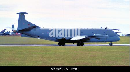 Royal Air Force - Hawker Siddeley HS.801 Nimrod R.1 XW664 de l'escadron no 51 de la RAF Wyton. XW664 était l'un des trois Nimrods spécialement commandés pour être utilisés comme avion de collecte électronique et de renseignement de signaux. Grâce à un équipement de surveillance électronique hautement spécialisé, le Nimrod R.1s a été largement utilisé pour rassembler des renseignements des anciens pays du Pacte de Varsovie, volant au-dessus de la mer Baltique et des mers arctiques, ainsi que des points chauds dans le monde entier. Banque D'Images