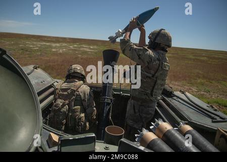 Le SPC de la Garde nationale de l'armée de l'Idaho, Devin Wine, (à droite) assistant-tireur, commence à accrocher un mortier Le peloton mortar de la Garde nationale de l’Armée de l’Idaho, HHC, 2-116th Combined Arms Battalion affinent leurs compétences en préparation au déploiement à l’appui de l’opération Spartan Shield. Banque D'Images