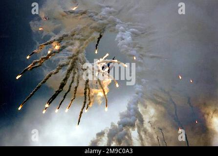 Sukhoi su-27 des Chevaliers russes effectuant des acrobaties aérobies tout en éjectant des fusées éclairantes, à Boscombe Down - Tournoi aérien International - juin 1992. Banque D'Images