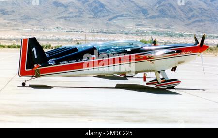 Fuerza Aerea de Chile - Extra EA.300-L 149 - '1' (msn 149)m de la Escuadrilla de alta acrobacia Halcones. (Fuerza Aerea de Chile - Force aérienne chilienne) Banque D'Images