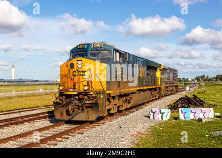 Miami, États-Unis - 15 novembre 2022: CSX transport locomotives train chemin de fer à Miami, États-Unis. Banque D'Images