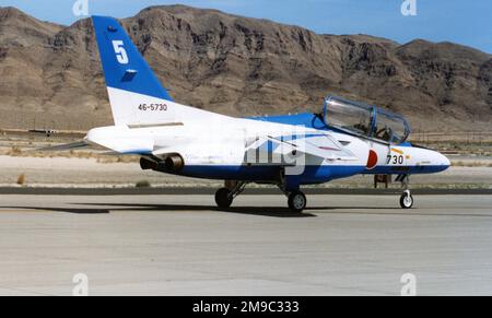 Force d'autodéfense aérienne du Japon - Kawasaki T-4 46-5730 - no 5 (msn 1130), de l'équipe d'exposition acrobatique Blue Impulse, au salon aéronautique de la base aérienne de Nellis, « 50th anniversaire de l'USAF », le 26 avril 1997. Banque D'Images