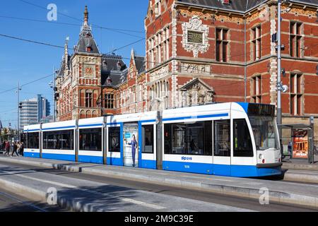 Amsterdam, pays-Bas - 9 octobre 2022: Transports en commun par tramway Siemens Combino à la gare principale d'Amsterdam, pays-Bas. Banque D'Images