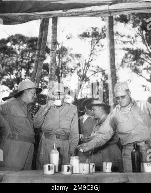 Le général Douglas MacArthur dégusté une tasse de thé en Nouvelle-Guinée le 23 novembre 1942, en compagnie du général sir Thomas Blamey, commandant des Forces terrestres australiennes. Banque D'Images