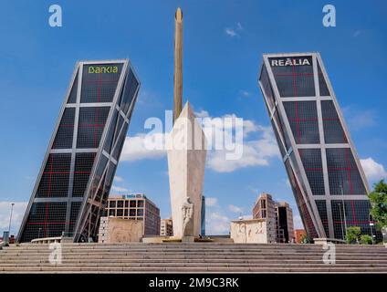 Madrid, Espagne, mai. 2018: Porte de l'Europe (Puerta de Europa) - immeubles de bureaux à double inclinaison conçus par les architectes américains Philip Johnson Banque D'Images