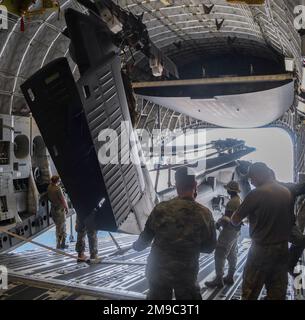 Dans le cadre de l'effort continu de l'escadre visant à évaluer et à valider un groupe de travail amélioré sur le rétablissement du personnel (GRP), les aviateurs du 920th Escadron de maintenance des aéronefs et du 920th Escadron de maintenance s'entraînent pour charger des hélicoptères HH-60G Pave Hawk dans un C-17 Globemaster III à la base de la Patrick Space Force, en Floride, 15 mai 2022 le PRTF s'appuie sur un transport aérien stratégique pour la livraison dans le théâtre, mais des essais en cours poursuivent une projection de force PRFT autonome par le transport d'hélicoptères HH-60G/W à l'intérieur de l'avion de combat HC-130J King II de l'aile. (É.-U. Photos de la Force aérienne par le sergent d'état-major Darius Sostre Banque D'Images