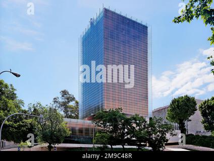 Madrid, Espagne - Mai 2018: Vue à angle bas de la tour Edificio Castelar dans l'avenue Castellana à Madrid contre le ciel bleu conçu par Rafael de la-Hoz Banque D'Images