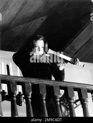Emma Peel, de 'The Avengerss', jouée par Diana Rigg, tirant un crossbow pendant le tournage d'un épisode Banque D'Images