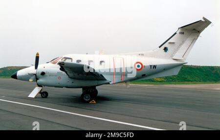 Armee de l'Air - Embraer EMB-121AA Xingu 108 / YW (msn 121-108) de EAT 00,319, à la base eyrienne 123 'Commandant Charles Paoli' / Orléans - Bricy Air base, le 1 juin 1991. (Armee de l'Air - Force aérienne française / EAT - Ecole de l'aviation de transport) Banque D'Images