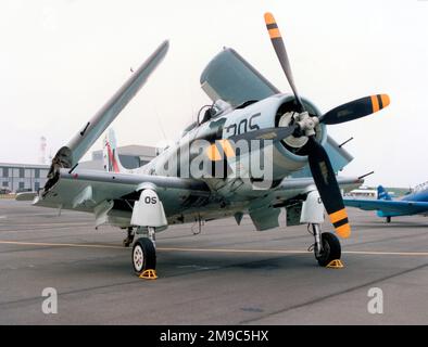 Douglas AD-4N Skyraider F-AZDP (MSN 7452, ex 124146). Impliqué dans une collision mi-aérienne avec P-51D 44-72218 à Duxford le 10July 2011. Débarqué en toute sécurité avec un segment d'aile manquant, mais P-51D a été détruit. Banque D'Images