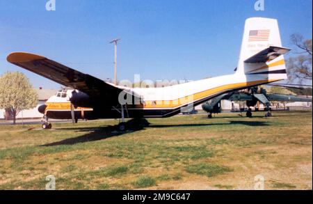 De Havilland Canada YC-7A Caribou 57-3079 (MSN 5), au Musée des transports de l'armée américaine à fort Eustis, en Virginie, dans les inscriptions de l'équipe de parachutisme de l'armée américaine des Chevaliers d'or. Banque D'Images