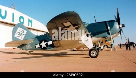 Curtiss SB2C-5 Helldiver N92879 (MSN 83725, ex BuAer 83589), de la Confederate Air Force, à l'aéroport de Midland le 8-10 octobre 1992. Banque D'Images