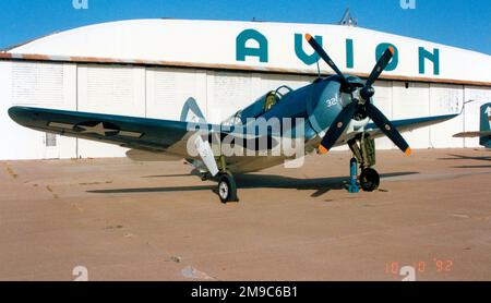 Curtiss SB2C-5 Helldiver N92879 (MSN 83725, ex BuAer 83589), de la Confederate Air Force, à l'aéroport de Midland le 8-10 octobre 1992. Banque D'Images