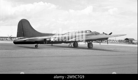 CIA / Air America - Boeing RB-17G Flying Fortress 531 (msn 8440, ex 44-85531). À Clark Field aux Philippines, soit avant, soit après, des missions secrètes au-dessus du Tibet. B-17s ont été utilisés par les compagnies de front de la CIA civil Air transport, Air America et Intermountain Aviation pour des missions spéciales. Il s'agit de B-17G 44-85531. Ces avions ont été principalement utilisés pour des missions de dépôt d'agents au-dessus de la République populaire de Chine, en vol de Taïwan, avec des équipages taïwanais. En 1957, le B-17s survivant avait été dépouillé de toutes les armes et peint en noir. L'un de ces B-17s basés à Taïwan a été envoyé à Clark Air Ba Banque D'Images