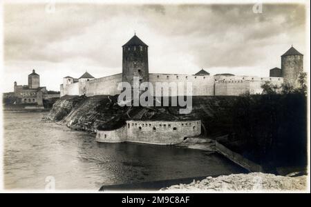 Frontière de la Russie et de l'Estonie - la rivière Narva qui coule entre le château de Hermann et la forteresse d'Ivangorod (Ivangorod, Oblast de Leningrad, Russie). Banque D'Images