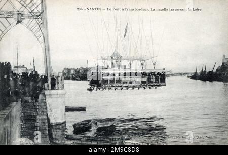 Pont du transporteur au-dessus de la Loire, Nantes, France. Construit en 1903, le pont a une portée de 141m à travers la Loire et a été démoli pendant la Seconde Guerre mondiale. Peut-être une vue le jour de l'ouverture ou peu après. Banque D'Images