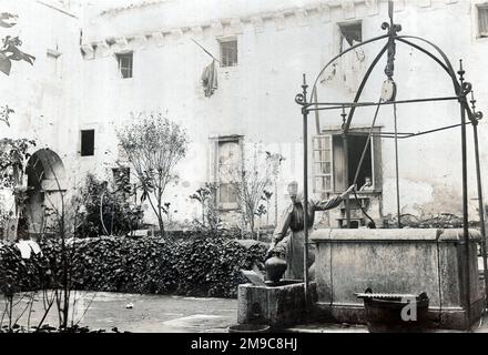 Femme portugaise tirant de l'eau d'un puits ancien, York House, Lisbonne, Portugal Banque D'Images