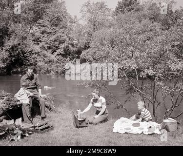 1950S FAMILLE PIQUE-NIQUE PAR LE PÈRE DE RUISSEAU AVEC LA CANNE À PÊCHE MÈRE CUISINE POISSON-CAFÉ SUR LE CAMP CUISINIÈRE DEUX GARÇONS ATTENDENT DÉJEUNER - C268 HAR002 HARS CUISINIER MÈRES VIEUX TEMPS NOSTALGIE FRÈRE VIEILLE MODE JUVÉNILE PAIX TRAVAIL D'ÉQUIPE FILS FAMILLES JOIE STYLE DE VIE FEMMES FRÈRES MARIÉS CONJOINT RURAL ÉPOUX HYGIÈNE NATURE COPIE ESPACE AMITIÉ PLEINE LONGUEUR DEMI-LONGUEUR FEMMES PERSONNES RUISSEAU MÂLES ROD FRÈRES ET SŒURS S'ATTAQUER PÈRES B&W PARTENAIRE ÉTÉ GRAND ANGLE AVENTURE LOISIRS DADS RÉCRÉATION FRÈRE AL FRESCO ÉCHAPPER PIQUE-NIQUE ATTENTE CAMP CUISINIÈRE COOPÉRATION CROISSANCE JUVÉNILES ADULTE MOYEN-ADULTE HOMME ADULTE MOYEN Banque D'Images