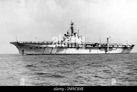 Marine royale – HMS Albion R07, un porte-avions de classe Centaur, en septembre 1954. Banque D'Images