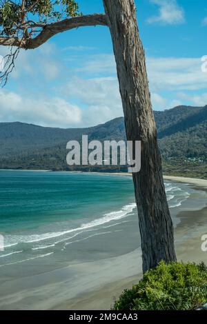 Une belle baie avec sable blanc aqua coloré l'eau et les montagnes. Banque D'Images