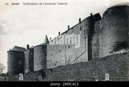 Les fortifications du château médiéval fortifié de Sedan, Ardennes, France - se sont déclarées les plus grands d'Europe. Banque D'Images