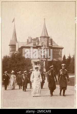 Russie - Tsar Nicholas II et Tsarina Alexandra Feodorovna dans la forêt de Bialowieza à la frontière entre le Bélarus et la Pologne en 1912. Le Palace/Grand pavillon de chasse construit par Tsar Alexander III peut être vu en arrière-plan. Banque D'Images