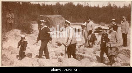 Russie - le tsar Nicholas II et son fils (Tsarevitch Alexei Nikolaevitch) marchant sur les rives des Fjords, en Finlande. Banque D'Images