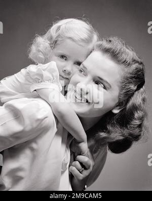 1940S FILLE BLONDE QUI MONTE SUR LES BRAS ARRIÈRE DE MAMAN AUTOUR DE SON COU MOM REGARDANT PAR-DESSUS SON ÉPAULE À LA FILLE QUI EST REGARDER LA CAMÉRA - J10568 HAR001 HARS 1 COMMUNICATION JUVÉNILE JEUNE ADULTE ÉQUILIBRE COU TRAVAIL D'ÉQUIPE HEUREUX FAMILLES JOIE STYLE DE VIE FEMMES STUDIO SHOT SAIN VIE VIE COPIE ESPACE FEMMES FILLES PERSONNES S'OCCUPANT B&W OEIL CONTACT BONHEUR TÊTE ET ÉPAULES GAIE BAS ANGLE FIERTÉ SOURIRES QUI CONNEXION JOYEUSE COOPÉRATION JEUNES MAMAN MAMANS PIGEGYBACK TOGETHNESS JEUNE FEMME ADULTE NOIR ET BLANC RACE BLANCHE HAR001 DÉMODÉE Banque D'Images