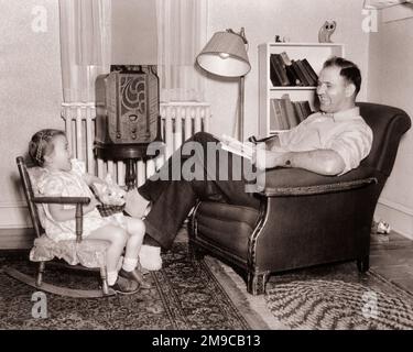 1930S PÈRE SOURIANT ASSIS DANS UN FAUTEUIL REMBOURRÉ REGARDANT LA FILLE DANS UN PETIT FAUTEUIL À BASCULE À L'ÉCOUTE DE L'ARMOIRE EN BOIS RADIO - J5819 HAR001 HARS CABINET ANCIEN TEMPS NOSTALGIE MÉDIAS CHAISES VIEILLE MODE 1 JUVÉNILE COMMUNICATION SÉCURITÉ PAIX ÉQUILIBRE BALANÇANT HEUREUX JOIE STYLE DE VIE SATISFACTION FEMMES MAISONS RURAL VIE À LA MAISON PLEINE LONGUEUR FILLES PERSONNES INSPIRATION RÉSIDENTIEL SOINS HOMMES BÂTIMENTS DIVERTISSEMENT CONFIANCE PÈRES B&W BONHEUR GAIE LOISIRS PROTECTION FORCE SALON CHOIX DADS PUISSANTE INNOVATION RÉCRÉATIVE FIERTÉ À L'AUTORITÉ MAISONS SOURIRES CONCEPTUEL RÉSIDENCE JOYEUSE Banque D'Images