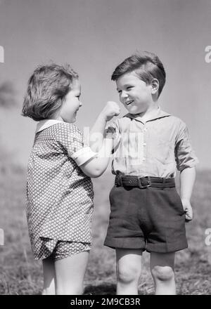 1930S ADMIRATIF JEUNE FILLE SOEUR SENTIR LA FORCE DE FIER SOURIRE JEUNE FRÈRE GARÇON FLÉCHISSANT SON MUSCLE DE BRAS - J8283 HAR001 HARS FIERS FRÈRES RURAL MAISON VIE COPIE ESPACE PLEINE LONGUEUR DEMI-LONGUEUR INSPIRATION MÂLES MUSCLE FRÈRES ET SŒURS CONFIANCE SŒURS B&W BONHEUR JOYEUX SON FORCE DE PROTECTION PUISSANTE FIERTÉ DE SENTIR LES SOURIRES FRÈRES CONCEPTUEL FLEXION JOYEUSE VANTANT LA CROISSANCE DES JEUNES ADMIRANT L'ETHNIE BLANCHE ET NOIRE HAR001 DÉMODÉE Banque D'Images