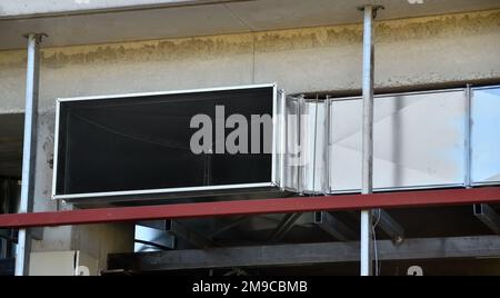 Conduit d'air de ventilation industrielle et de systèmes de tuyaux installés sur le plafond d'un bâtiment industriel. Banque D'Images