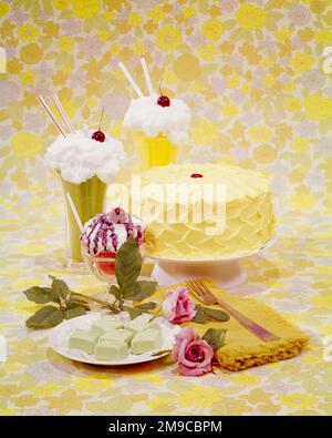 1970S GLAÇAGE JAUNE CITRON SUR UN GÂTEAU DEUX MILK-SHAKES SODAS AVEC UN PLAT DE CRÈME À FOUETTER DE LA CERISE DE GLACE SUR LE PETIT FOURS PLAQUÉ - KF10303 ENS001 HARS ÉLÉGANT FOUETTER PLAT FOURS CRÉATIVITÉ GÂTERIES CONFECTIONS À L'ANCIENNE Banque D'Images