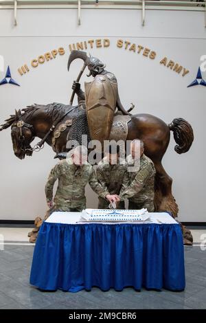 Le III Armored corps a célébré son anniversaire en 104th par une cérémonie de découpe de gâteau au siège du III Armored corps, 16 mai 2022. Le lieutenant général Robert 'Pat' White, commandant général du corps III et du fort Hood, a coupé le gâteau aux côtés des plus vieux et plus jeunes soldats de l'unité, le lieutenant-colonel Billy Graham et le Pvt. 1st classe Raven Gutierrez. Banque D'Images