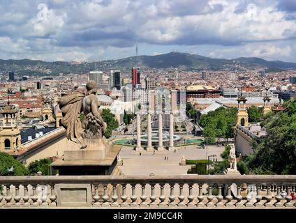 Barcelone, Espagne - Mai 2018: Paysage urbain de Barcelone avec vue aérienne de la Plaça d'Espanya, Torres Venecianes tours vénitiennes fontaine Montjuïc Banque D'Images