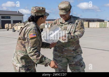 Le SPC. Deja Cruz (à gauche), commis aux approvisionnements, Bataillon des troupes spéciales, 1st Theatre Suprment Command, et le PFC. Courtney Miller (à droite), commis aux approvisionnements, STB, 1st TSC, suivent les instructions pour mettre un lit de couchage pendant l'entretien de la piscine à moteur à fort KNOX, Kentucky, 16 mai 2022. Banque D'Images