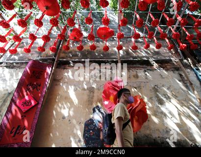 Kuala Lumpur, Malaisie. 17th janvier 2023. Les touristes se promènent sous les décorations de lanternes rouges avant les célébrations du nouvel an lunaire. Le nouvel an lunaire qui tombe sur 22 janvier 2023, accueille l'année du lapin, qui sera célébrée par les Chinois du monde entier. Crédit : SOPA Images Limited/Alamy Live News Banque D'Images