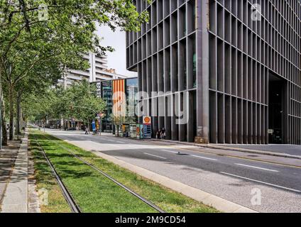 Barcelone, Espagne - Mai 2018: MediaPro Building on Audiovisuel Campus conçu par OAB. Torre Mediapro avec ligne de tramway verte Banque D'Images