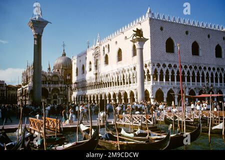 1970S GONDOLES À L'ENTRÉE DE ST. MARQUES CARRÉ PAR LES COLONNES DU PALAIS DES DOGES DE VENISE ITALIE DE SAINT MARK ET SAINT TODARO - KR23777 SPE001 HARS ST. ÉDIFICE VÉNITIEN GOTHIQUE MARQUE DE DOGE BASILIQUE LES GONDOLES MARQUENT L'ANCIENNE PIAZZA SAN MARCO VENETO VENEZIA Banque D'Images