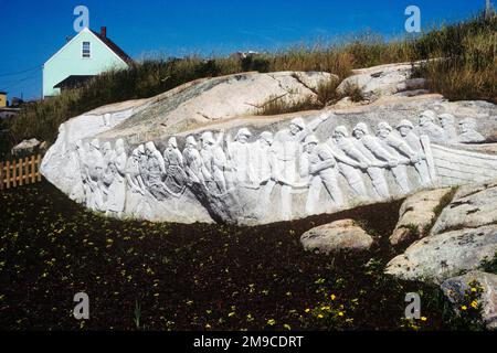 1980S WILLIAM E. DEGARTHE MEMORIAL MONUMENT AUX PÊCHEURS SUR UN AFFLEUREMENT DE GRANIT DERRIÈRE SA MAISON PEGGY’S COVE NOUVELLE-ÉCOSSE CANADA - KR53186 SPE001 HARS SCOTIA SCULPTEUR ŒUVRES D'ART CRÉATIVITÉ HORS SAISON TALENTS PÊCHEURS GRANITE À L'ANCIENNE WILLIAM Banque D'Images