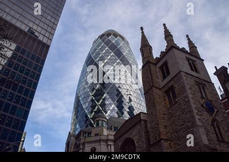 Londres, Royaume-Uni. 17th janvier 2023. Vue générale du 30 St Mary Ax, communément appelé le Gherkin, dans la ville de Londres, le quartier financier de la capitale. Crédit : SOPA Images Limited/Alamy Live News Banque D'Images