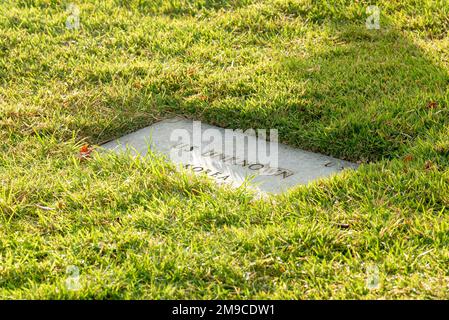 Les membres de la Défense POW/MIA Accounting Agency (DPAA) désinèrent les restes d'un membre inconnu lors d'une cérémonie de désinhumation au cimetière national du Pacifique à Honolulu, Hawaï, 16 mai 2022. La cérémonie s’inscrivait dans le cadre des efforts de l’agence visant à désintégrer et à identifier les restes de militaires inconnus perdus pendant la guerre de Corée. La mission de la DPAA est de réaliser la comptabilité la plus complète possible pour le personnel des États-Unis manquant et non comptabilisé auprès de leur famille et de notre nation. Banque D'Images