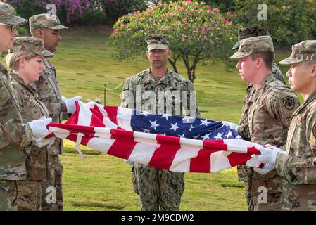 Les membres de la Defense POW/MIA Accounting Agency (DPAA) drapent un drapeau américain sur une caisse abritant les restes d'un membre inconnu lors d'une cérémonie de dissolution au cimetière national du Pacifique à Honolulu, Hawaï, 16 mai 2022. La cérémonie s’inscrivait dans le cadre des efforts de l’agence visant à désintégrer et à identifier les restes de militaires inconnus perdus pendant la guerre de Corée. La mission de la DPAA est de réaliser la comptabilité la plus complète possible pour le personnel des États-Unis manquant et non comptabilisé auprès de leur famille et de notre nation. Banque D'Images